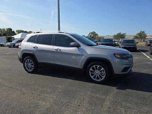 Used 2021 Jeep Cherokee Latitude Plus image 2