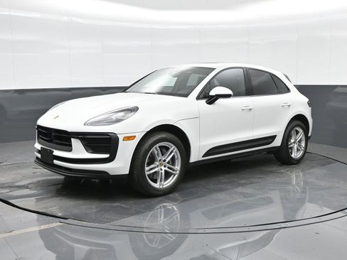 Certified 2025 Porsche Macan AWD/4WD image 1