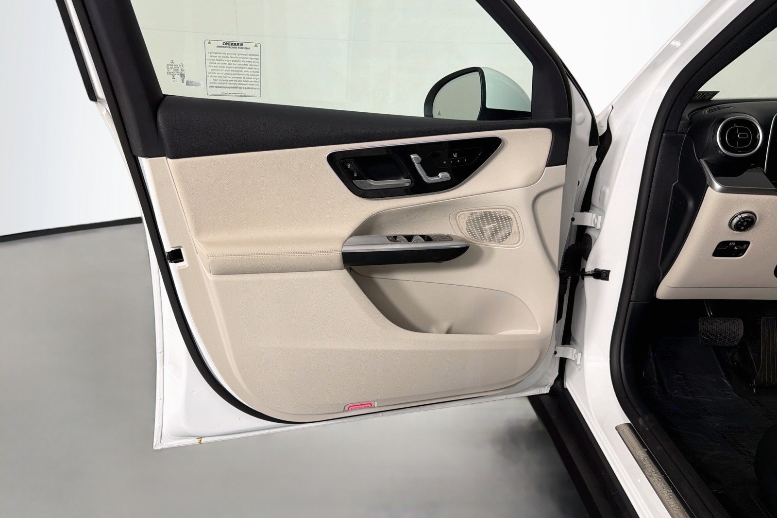 Certified 2025 Mercedes-Benz GLC 350e 4MATIC w/ Driver Assistance Package image 23