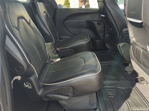 Certified 2022 Chrysler Pacifica Limited w/ Uconnect Theater Family Group image 26