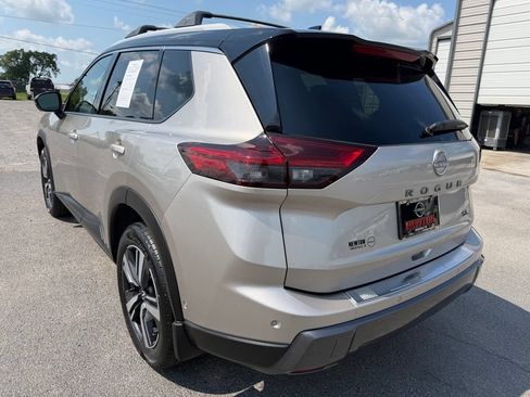 Used 2025 Nissan Rogue SL FWD image 34