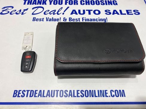 Used 2020 Toyota Highlander LE AWD/4WD image 25