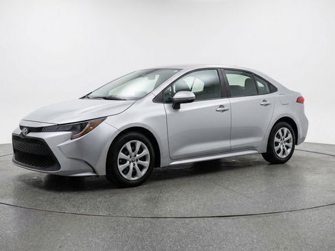 Used 2025 Toyota Corolla LE image 3