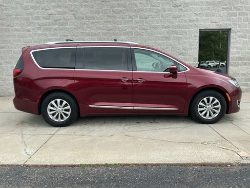 Used 2018 Chrysler Pacifica Touring-L Plus FWD image 14