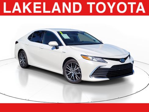 Used 2021 Toyota Camry XLE image 1