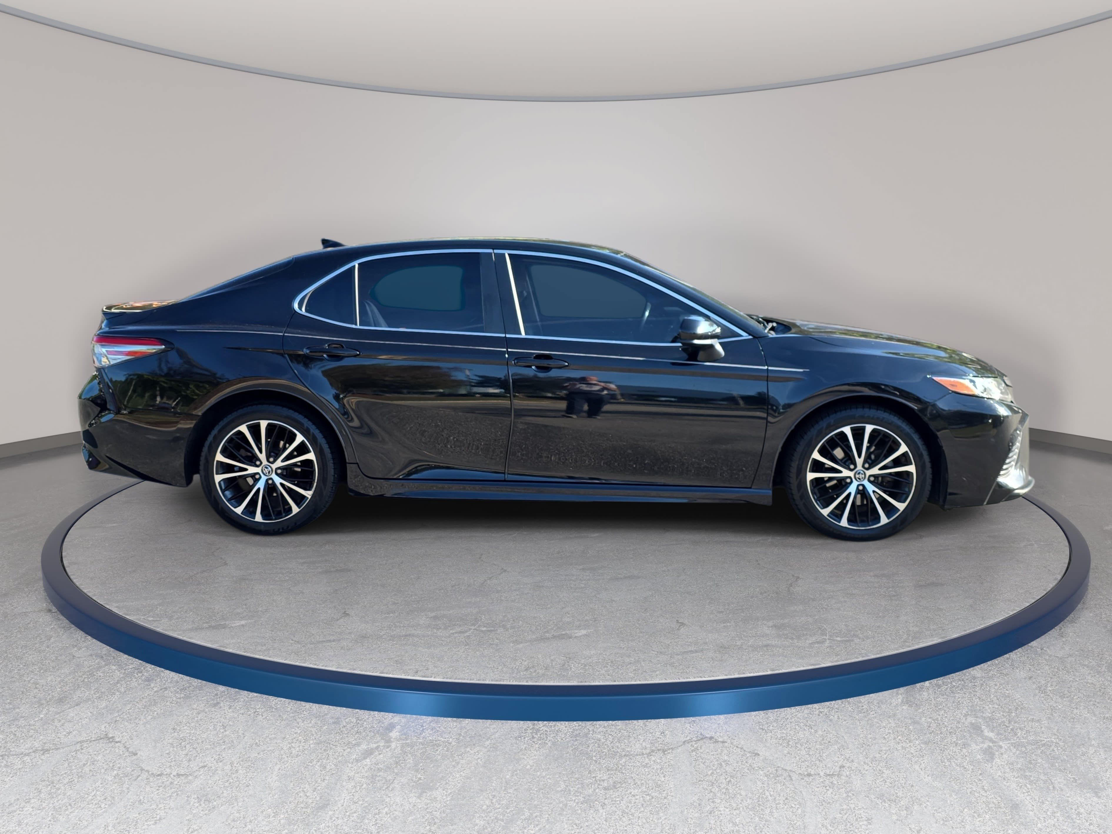 Used 2019 Toyota Camry SE FWD image 4