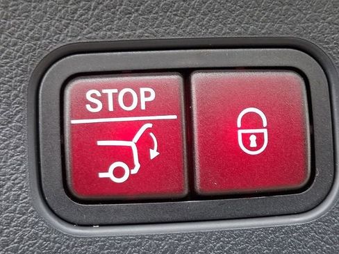 Used 2025 Mercedes-Benz GLC 300 4MATIC image 29