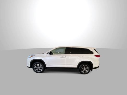 Used 2019 Toyota Highlander LE AWD/4WD image 5