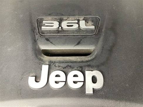 Used 2018 Jeep Wrangler Unlimited Sahara image 18