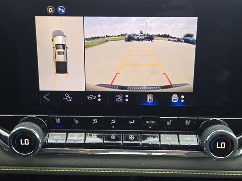 Used 2025 Chevrolet Colorado ZR2 w/ Technology Package AWD/4WD image 13