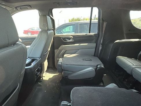 Used 2023 Chevrolet Suburban LT w/ Luxury Package image 6