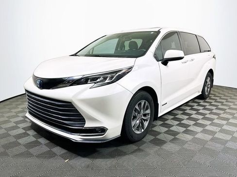 Used 2021 Toyota Sienna XLE image 4