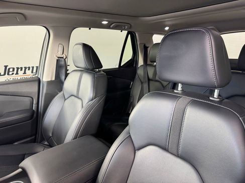 Used 2025 Honda Pilot Touring image 9