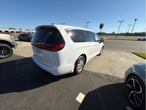 Used 2023 Chrysler Pacifica Touring-L FWD image 6