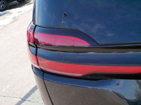 Used 2023 Chrysler Pacifica Touring-L image 17