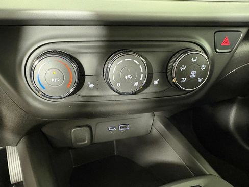Used 2024 Chevrolet Trax RS w/ Sunroof Package FWD image 35