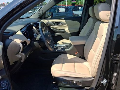 Used 2023 Chevrolet Traverse LT w/ LPO, Floor Liner Package FWD image 10