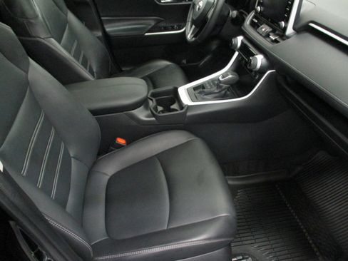 Used 2021 Toyota RAV4 XLE Premium image 13