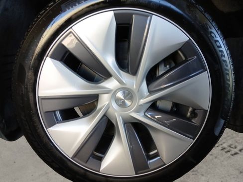 Used 2024 Tesla Model Y Long Range image 14