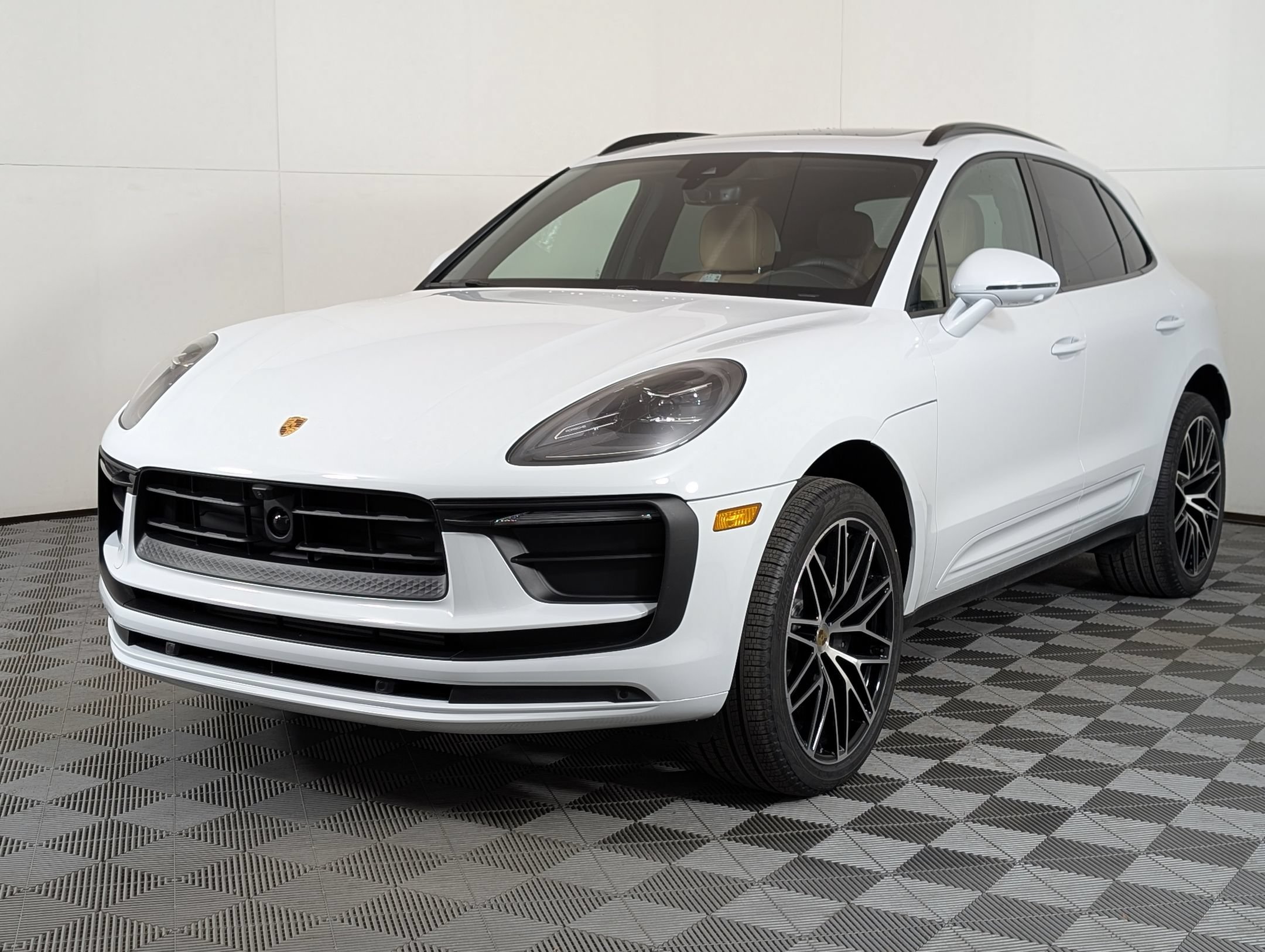 Certified 2026 Porsche Macan AWD/4WD image 1