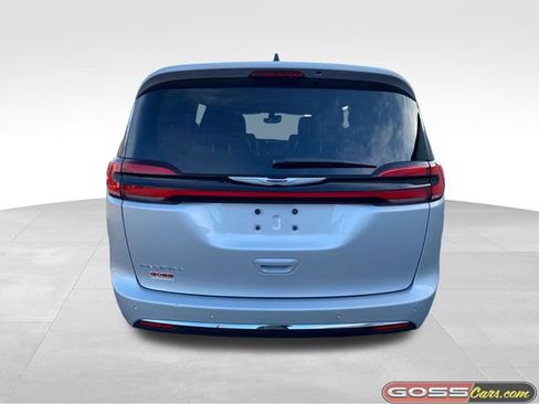 Certified 2024 Chrysler Pacifica Touring-L image 4