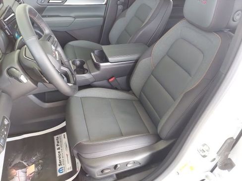 Used 2026 GMC Terrain AT4 w/ LPO, Black Badging Package AWD/4WD image 18