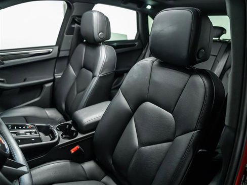 Used 2025 Porsche Macan image 5