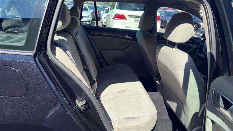 Used 2018 Volkswagen Golf SportWagen FWD image 17