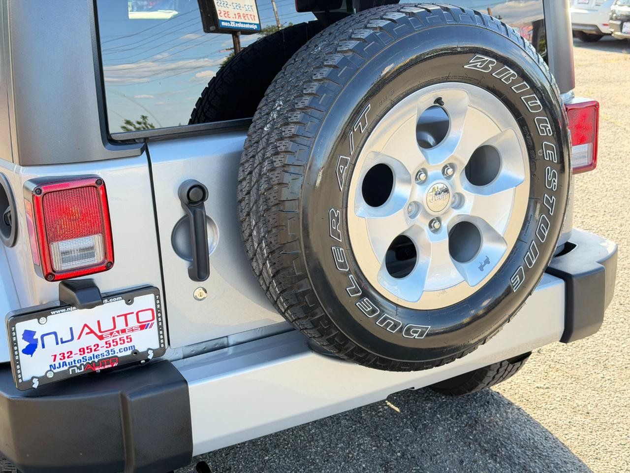 Used 2015 Jeep Wrangler Unlimited Sahara w/ Dual Top Group AWD/4WD image 77
