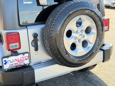 Used 2015 Jeep Wrangler Unlimited Sahara w/ Dual Top Group AWD/4WD image 77