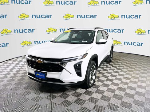 Used 2025 Chevrolet Trax LT w/ LT Convenience Package image 3