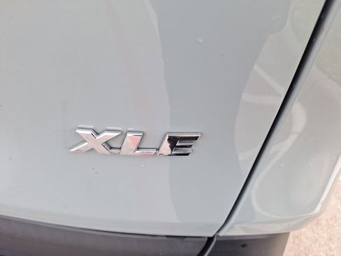 Used 2022 Toyota RAV4 XLE Premium image 11