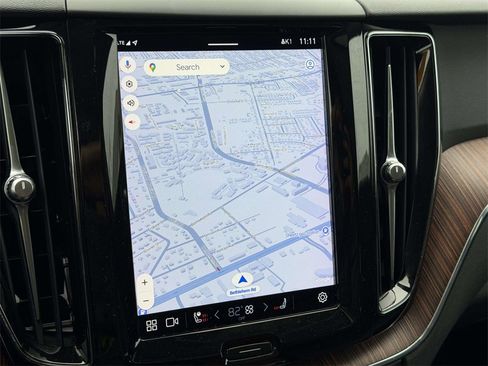 Used 2023 Volvo XC60 B5 Plus image 3