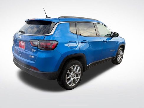 Used 2022 Jeep Compass Latitude w/ Sun and Sound Group AWD/4WD image 10