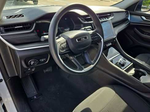 Used 2023 Jeep Grand Cherokee L Laredo image 13