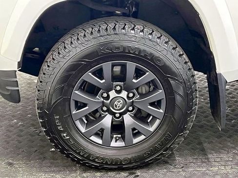 Used 2022 Toyota Tacoma SR5 AWD/4WD image 11