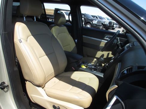 Used 2017 Ford Explorer XLT w/ Equipment Group 202A AWD/4WD image 23