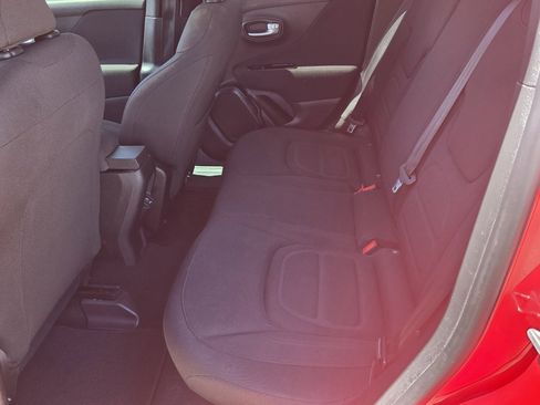 Used 2019 Jeep Renegade Latitude FWD image 5