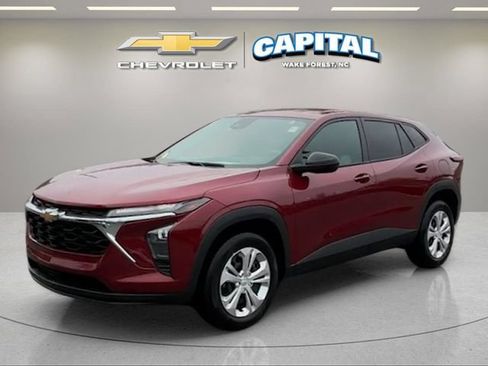Used 2025 Chevrolet Trax LS w/ Driver Confidence Package FWD image 1