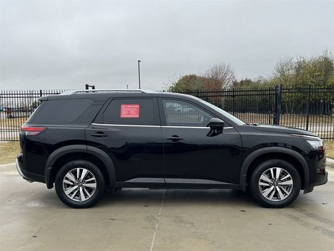 Certified 2022 Nissan Pathfinder SL image 3