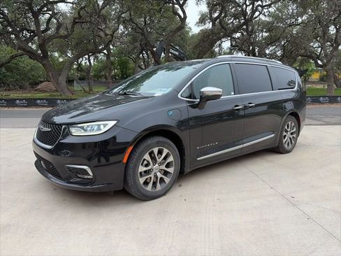 Used 2022 Chrysler Pacifica Pinnacle FWD image 1