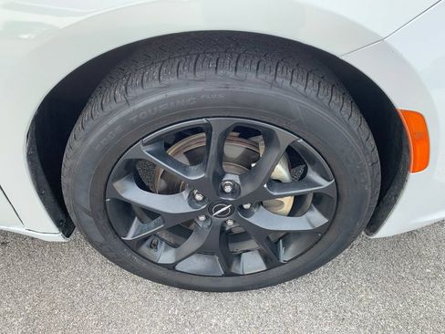 Used 2025 Chrysler Pacifica Limited FWD image 12