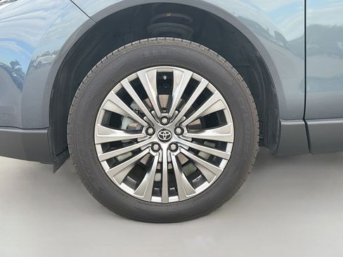 Used 2022 Toyota Venza XLE image 41