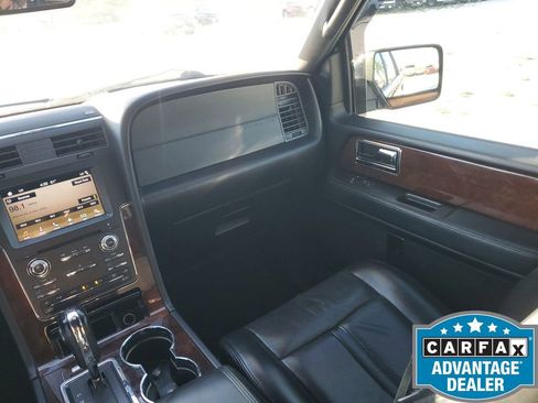 Used 2017 Lincoln Navigator Select image 12