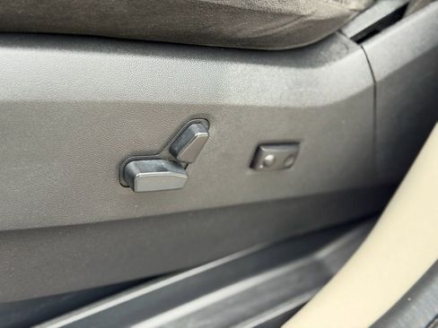 Used 2016 Dodge Grand Caravan SXT FWD image 21
