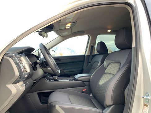 Used 2025 Nissan Pathfinder SV image 29