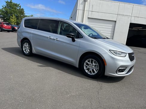 Used 2024 Chrysler Pacifica Touring-L FWD image 7