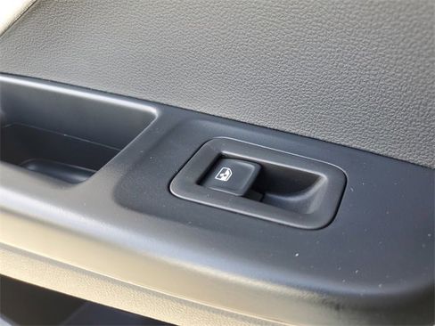 Certified 2025 Volkswagen Taos SE image 14