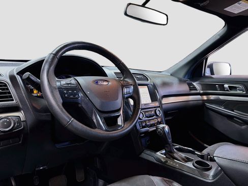 Used 2018 Ford Explorer XLT w/ Equipment Group 202A FWD image 7