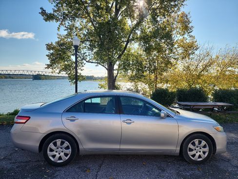 Used 2010 Toyota Camry SE image 6